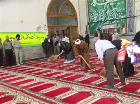 غبارروبی بیش از ۱۰۰ مسجد گناباد در آستانه ماه مبارک رمضان